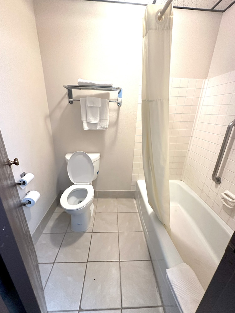 Standard, 2 Queen Beds, Pet Friendly, Wyndham Garden Salina Conference Center 6/10