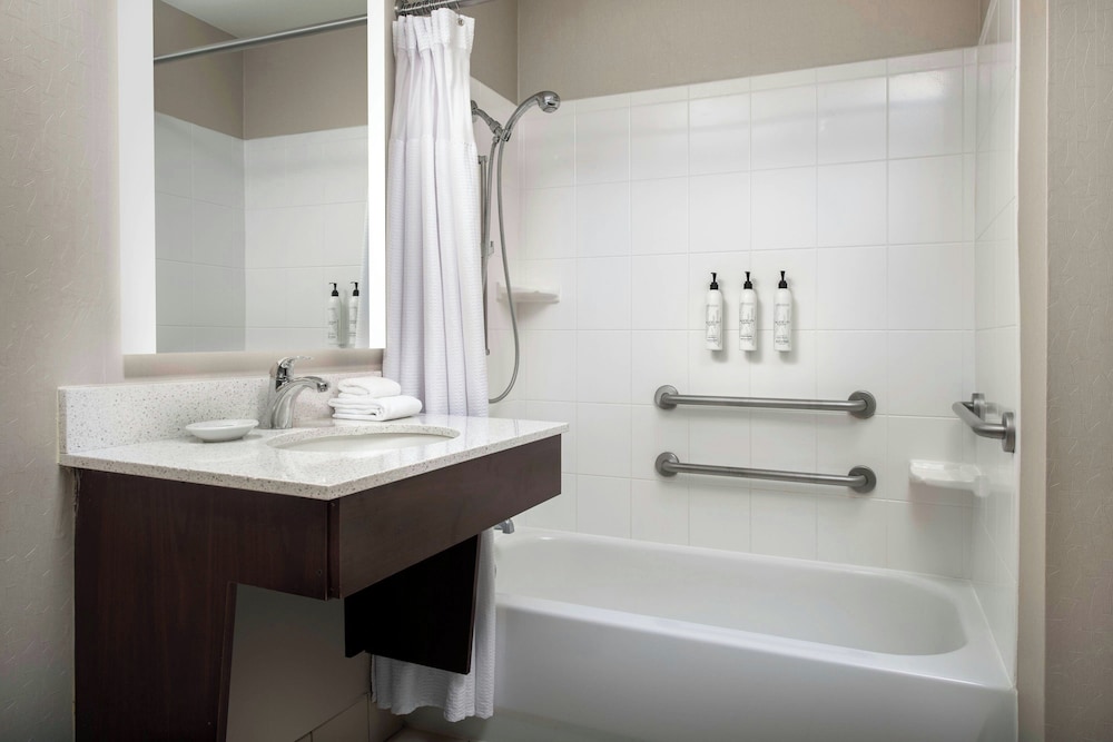 Suite, 2 Queen Beds, Sofa, Accessible
