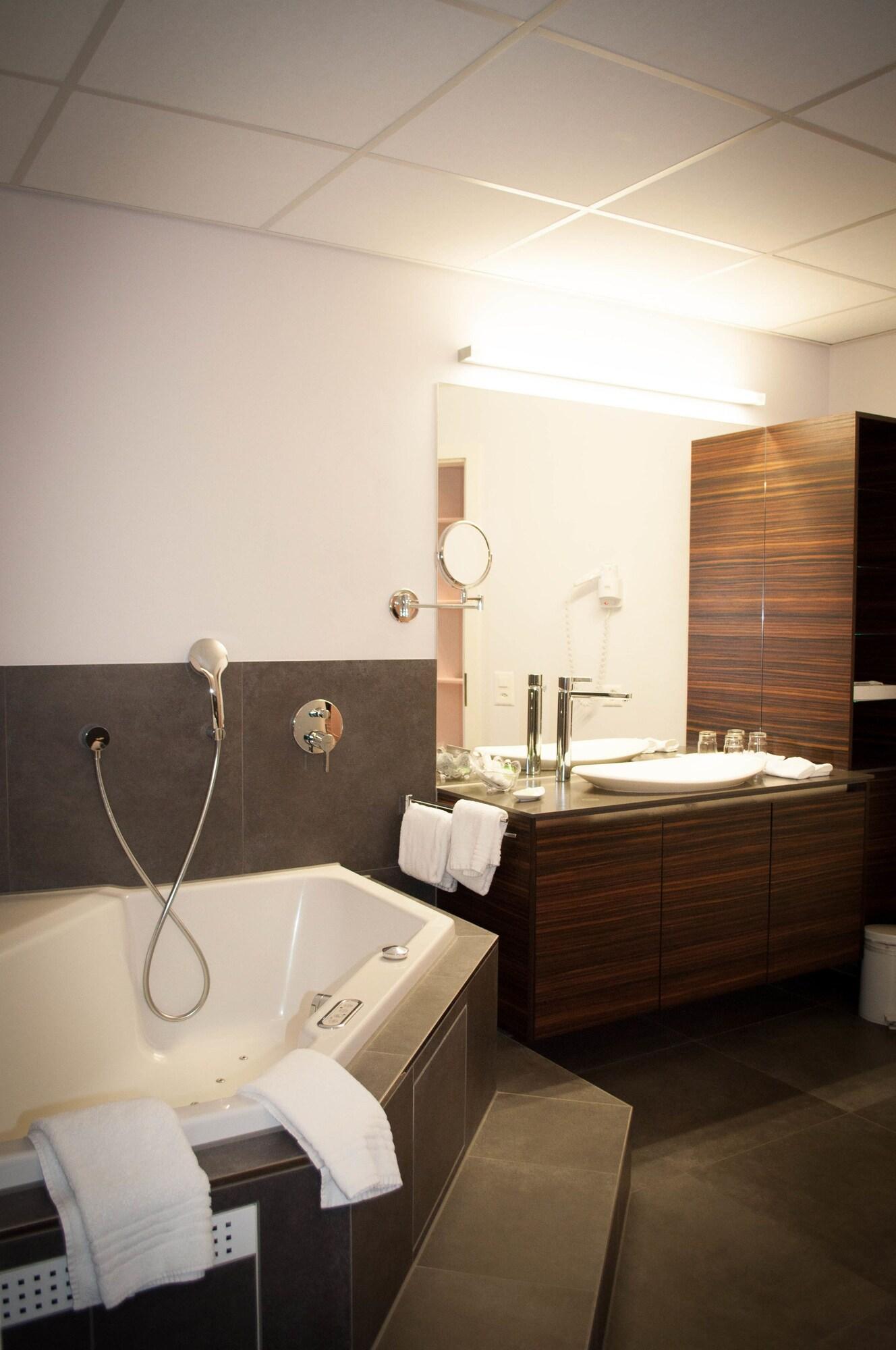 غرفة بسرير مزدوج بإطلالة، Romantik Hotel Beau Rivage 4/4