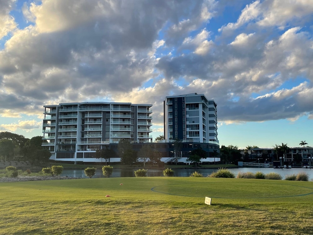 Signature Waterfront Apartments 27/38