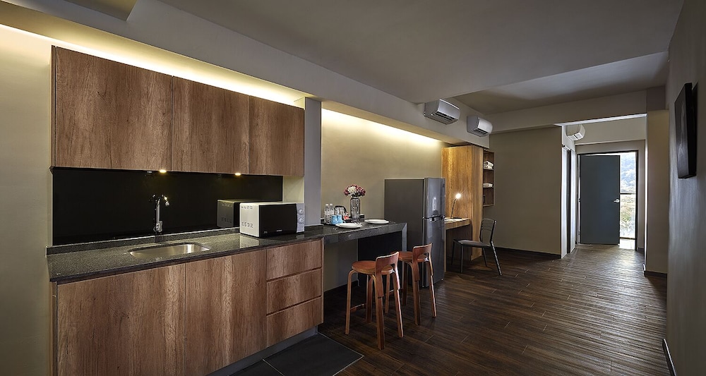 Tropics Eight Suites 4/61
