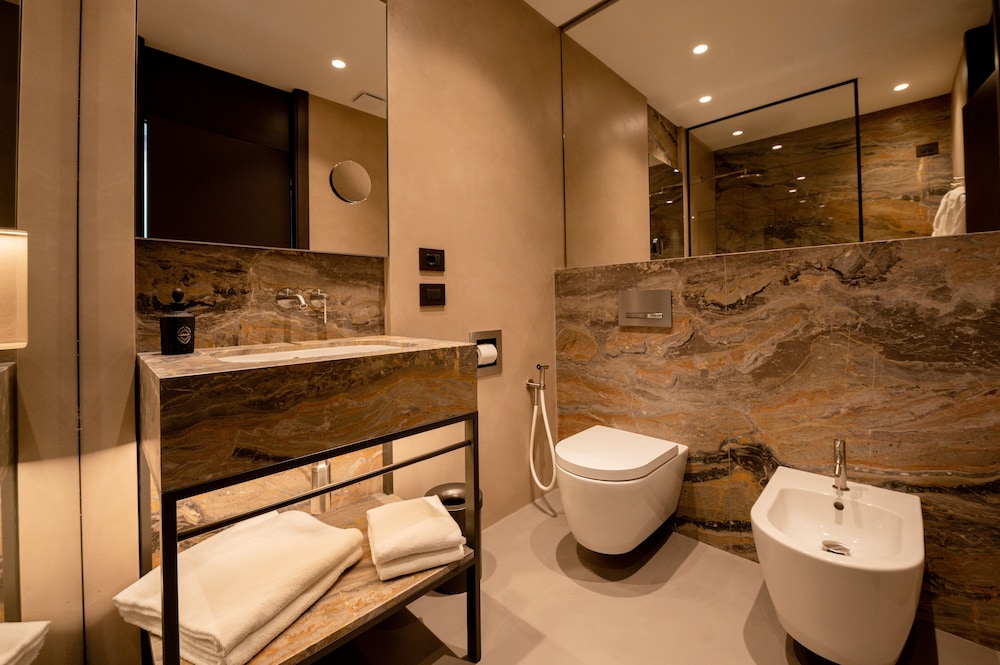 Duparc Contemporary Suites 66/73