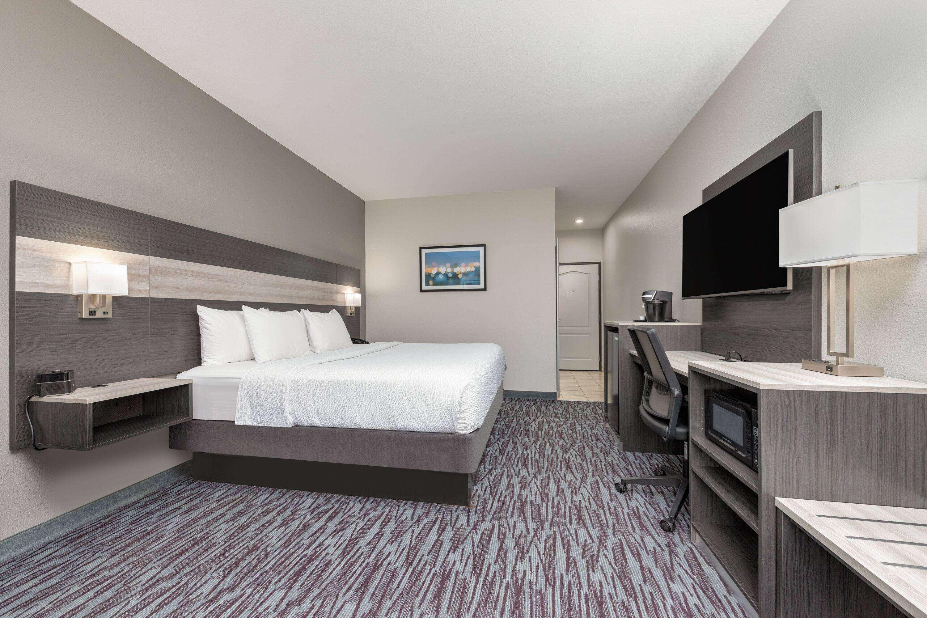 Room, King Bed, City or Park View, Accessible