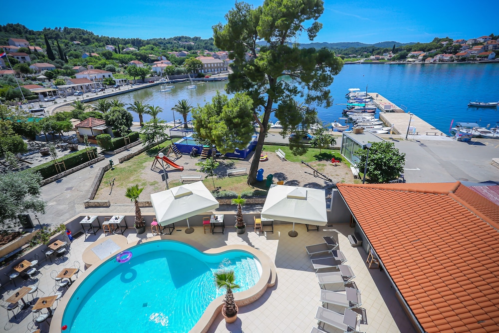 Hotel Lumbarda 60/63