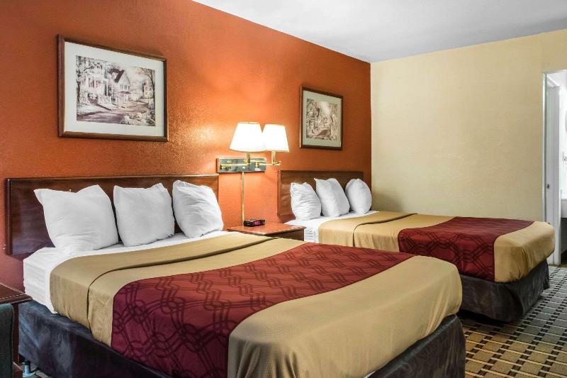 UPGRADE, 2 QUEEN BEDS, SMOKING