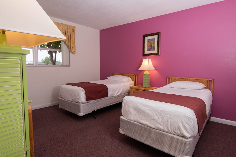 PALM BEACH WATERFRONT SUITES 12/67