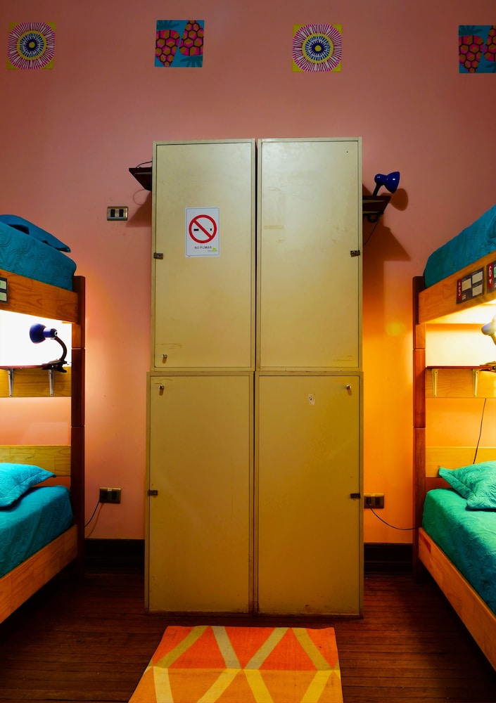 Santiago Backpackers 40/50