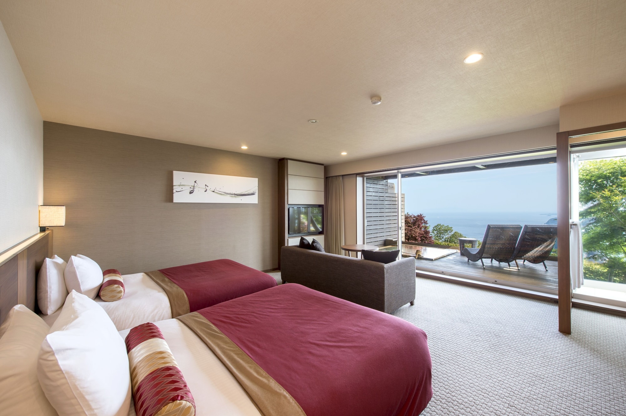 HOLLYWOOD, TWIN BEDS, OUTDOOR BATH
