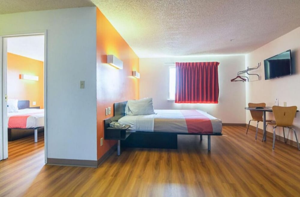 1 Queen Bed - Access Suite, Smk, Kitchen