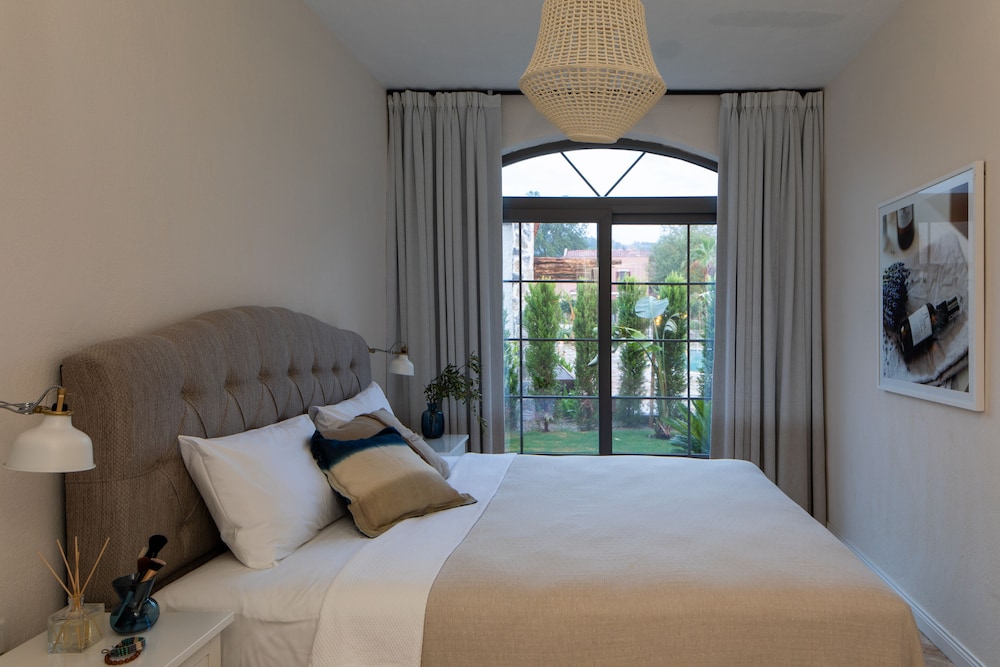 Zigo's Hotel 24/73
