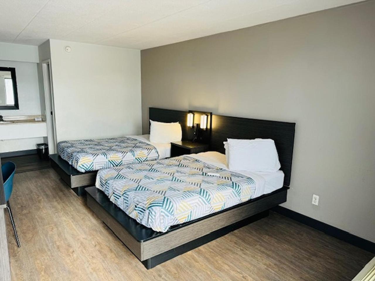 ROOM, QUADRUPLE