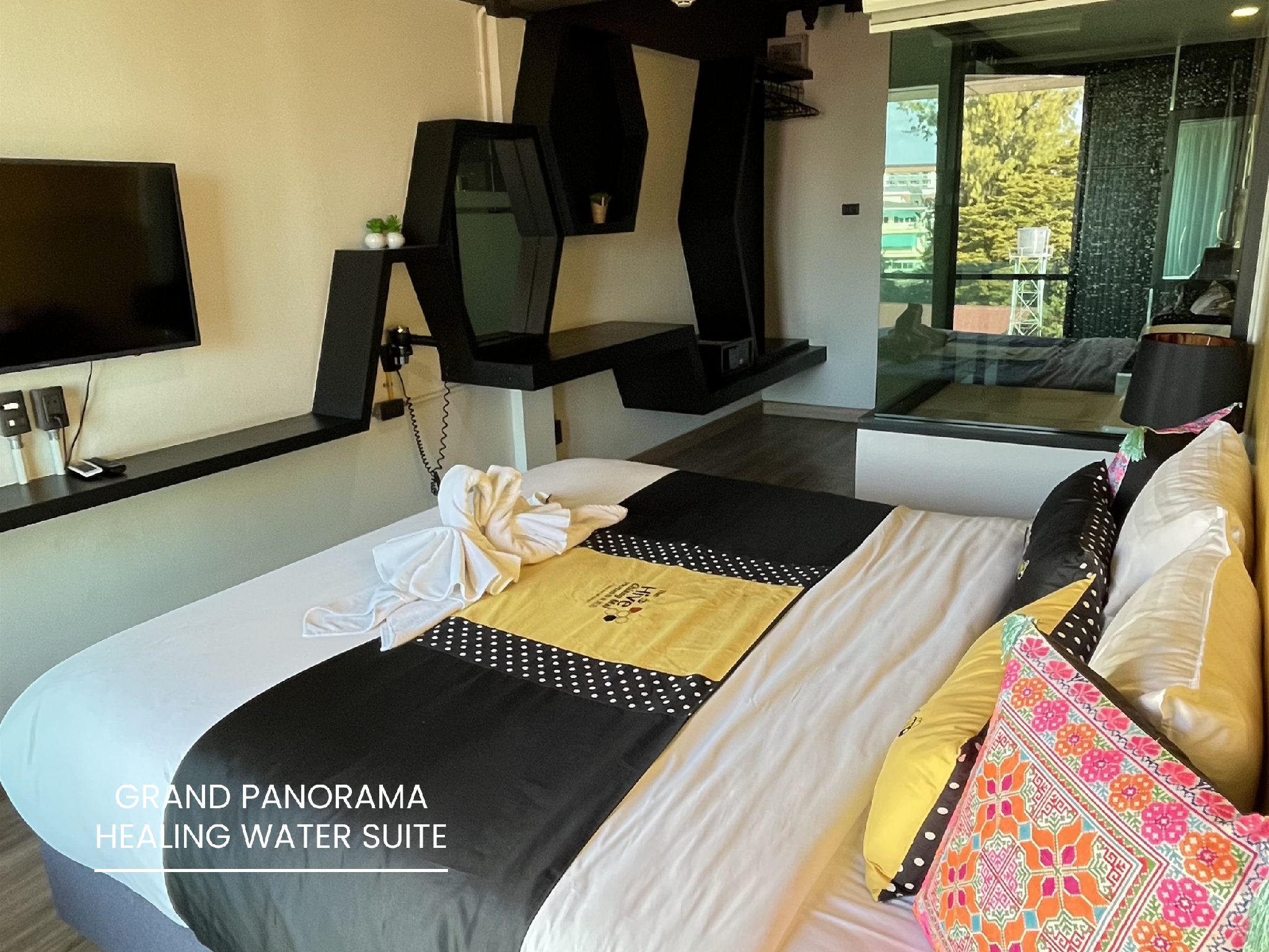 Grand, Healing, Panorama, Water, Suite, 1 King and 1 Single Beds, Sofa