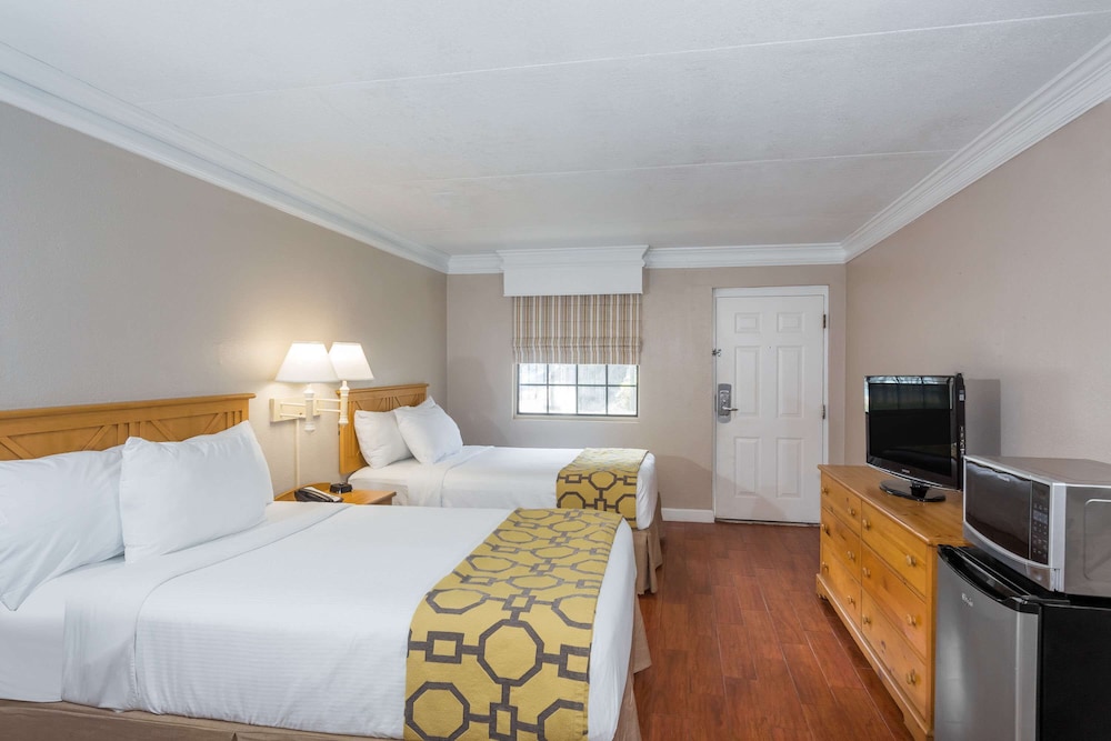 Casa Bella Inn & Suites 17/55