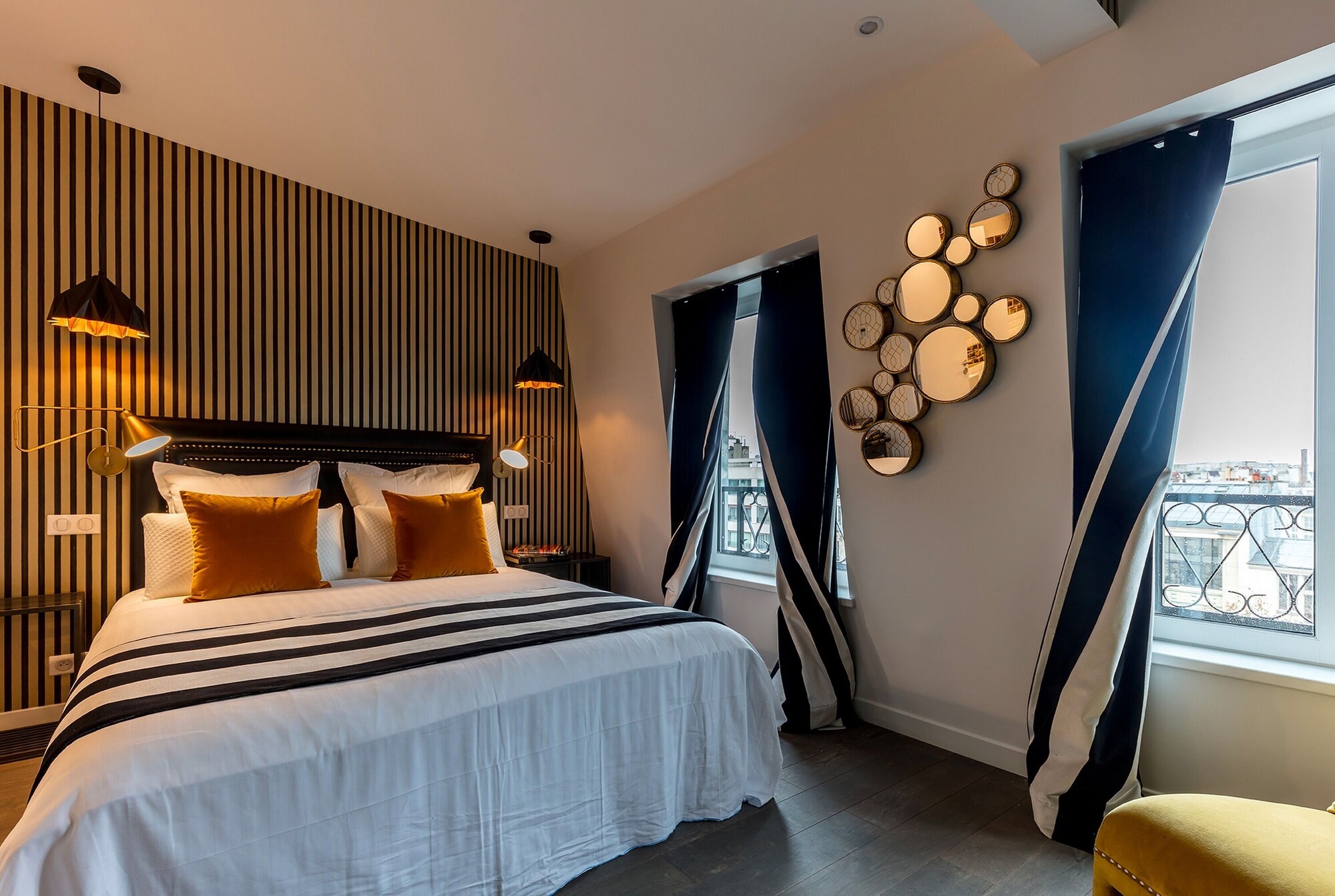 ROYAL, SUITE, QUEEN BED, SOFA