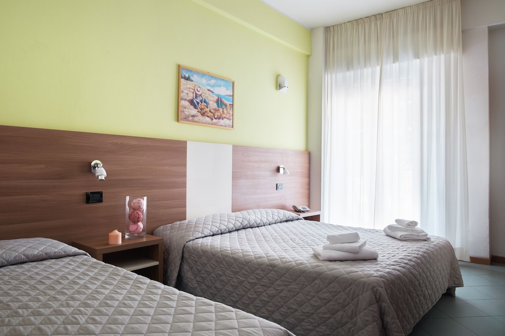 ROOM, TRIPLE