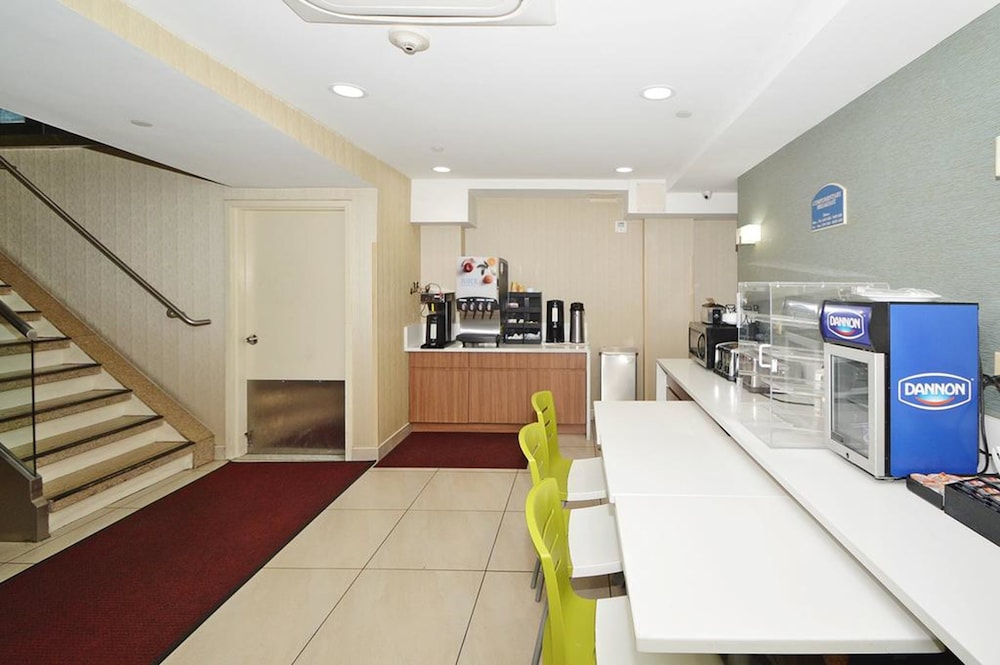 Corona Hotel 5/34