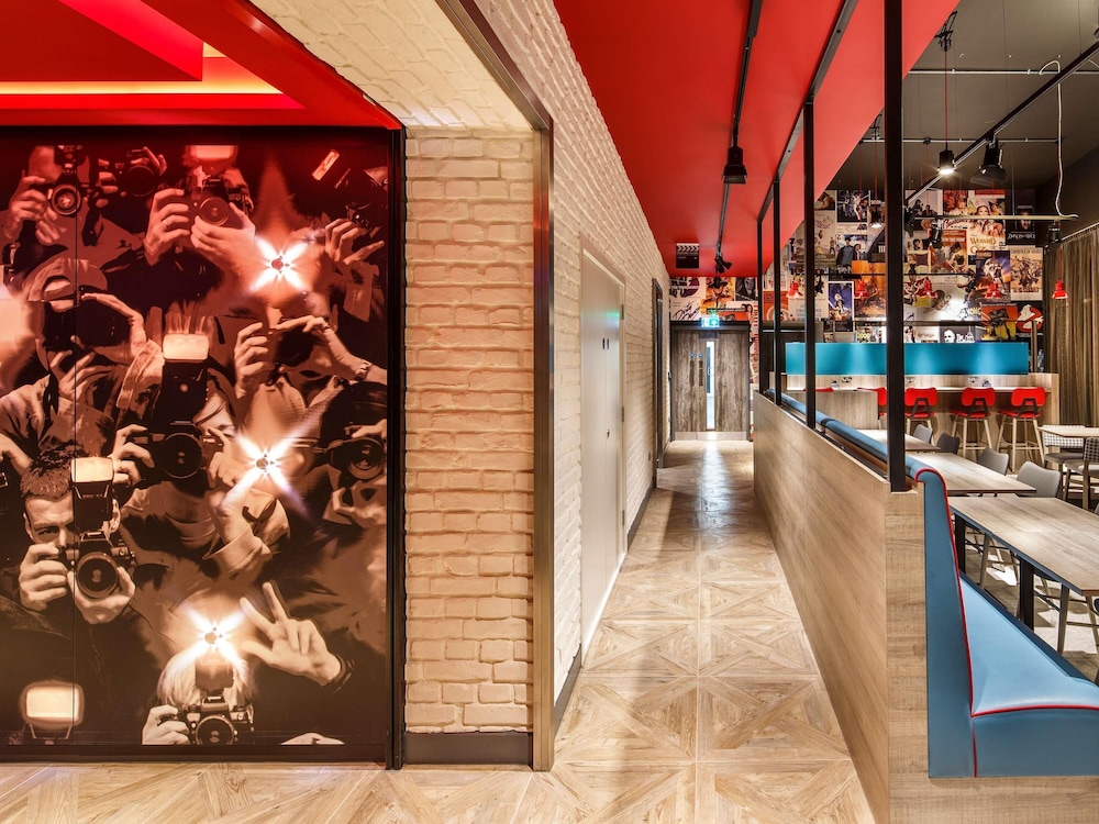 IBIS STYLES LONDON EALING 15/76