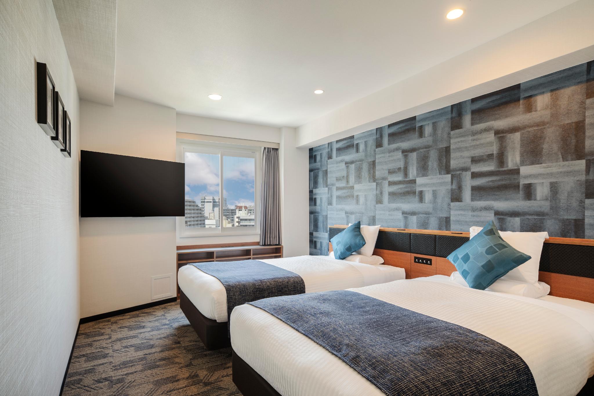 غرفة ثلاثية بثلاثة أسرّة