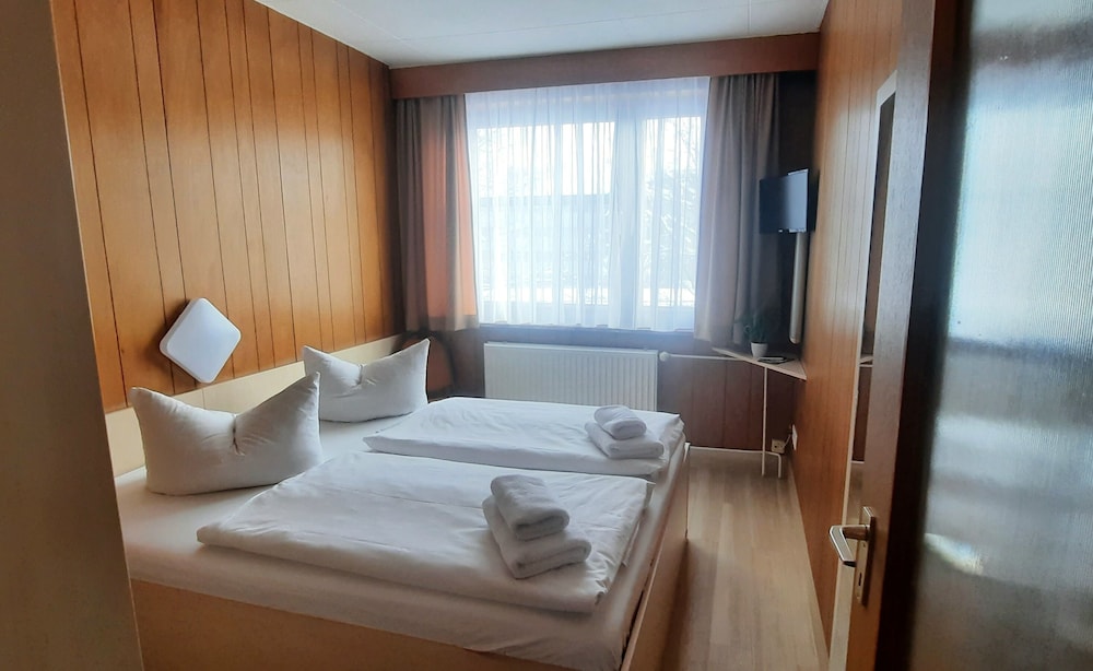 ROOM, DOUBLE BED, SMALL