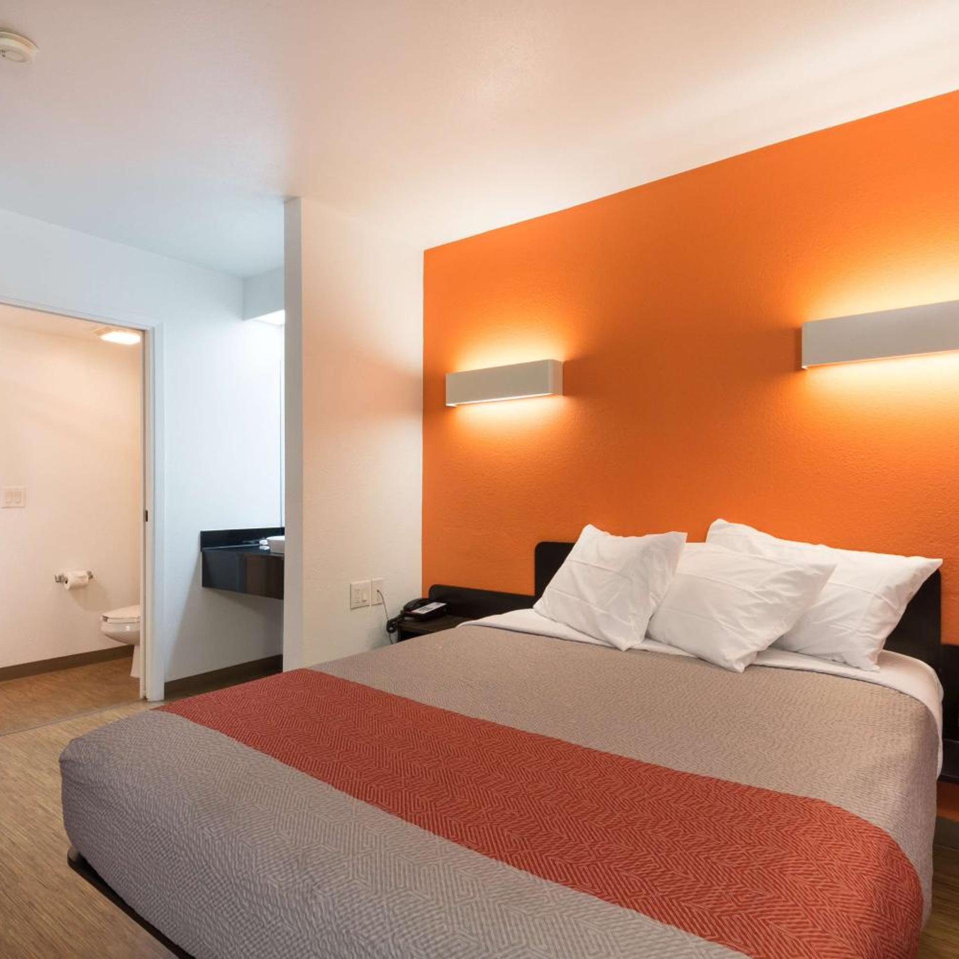 ROOM, QUEEN BED