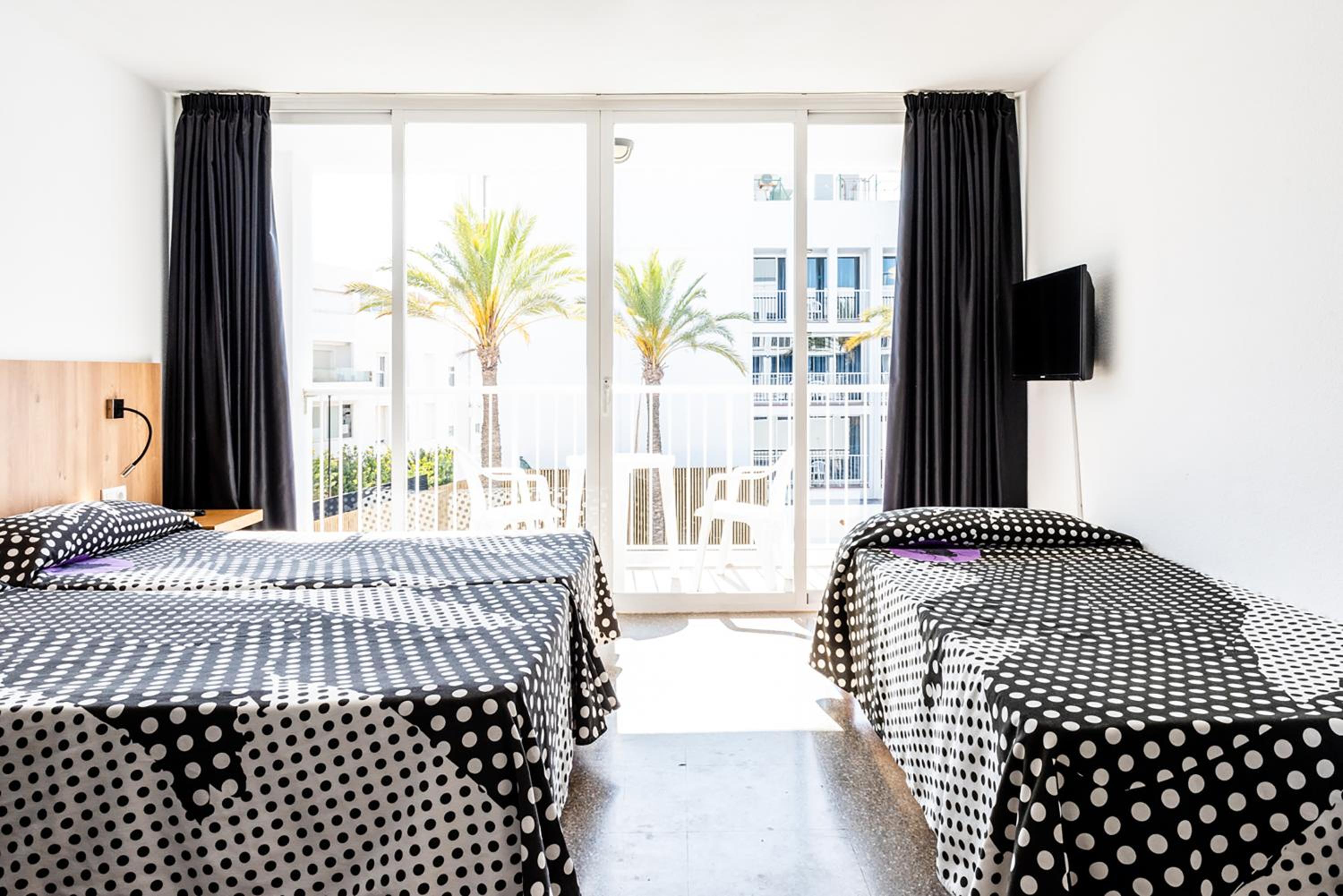 Chill Out, 3 Beds, Pool View