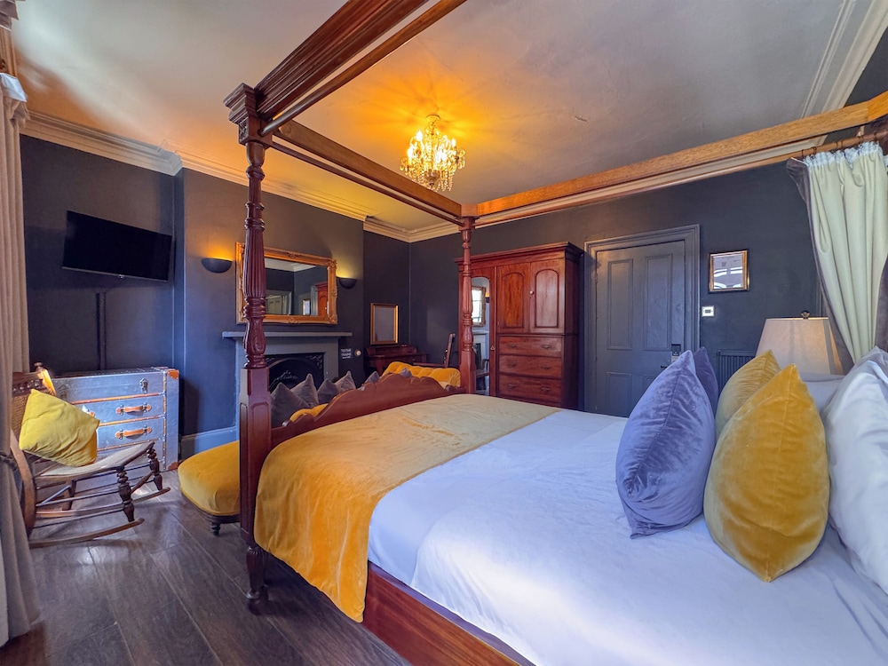 FOUR POSTER, DOUBLE BED