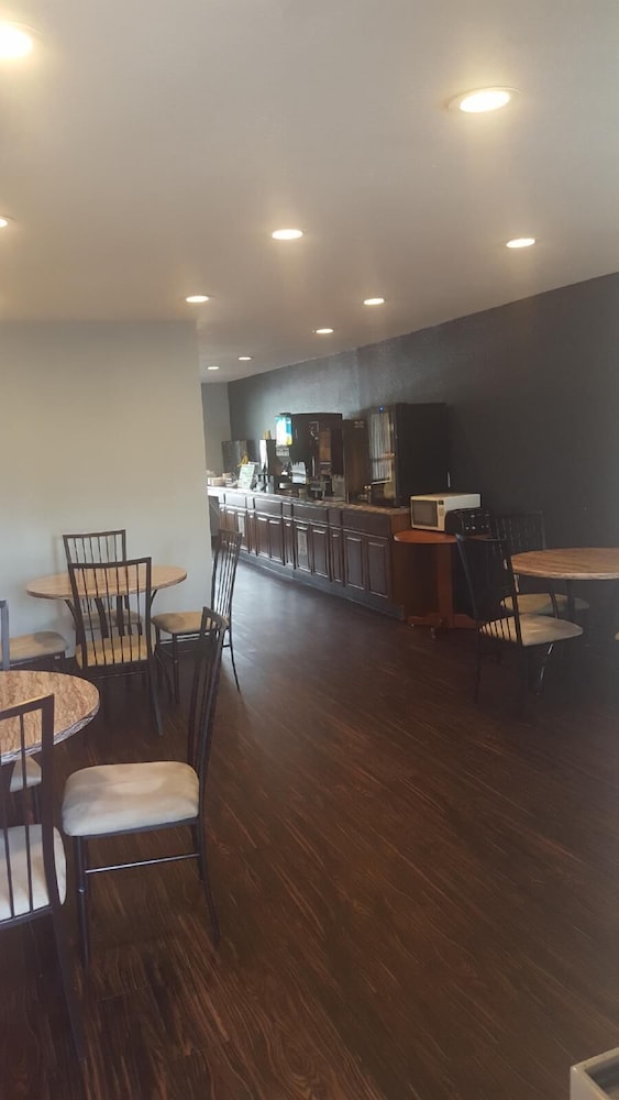 Cedarwood Inn of Ashland 43/66