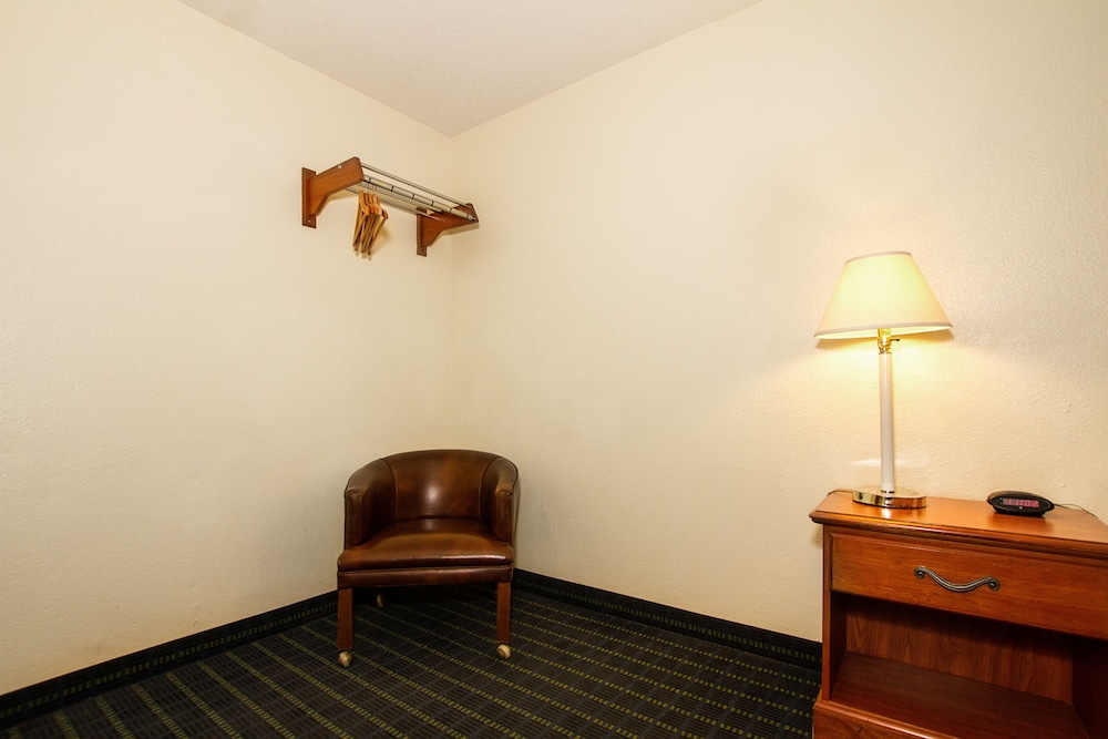 Super 8 by Wyndham Vancouver East 43/51