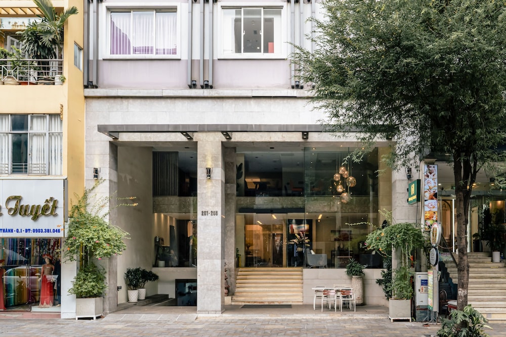 The Luxe Hotel 3/50
