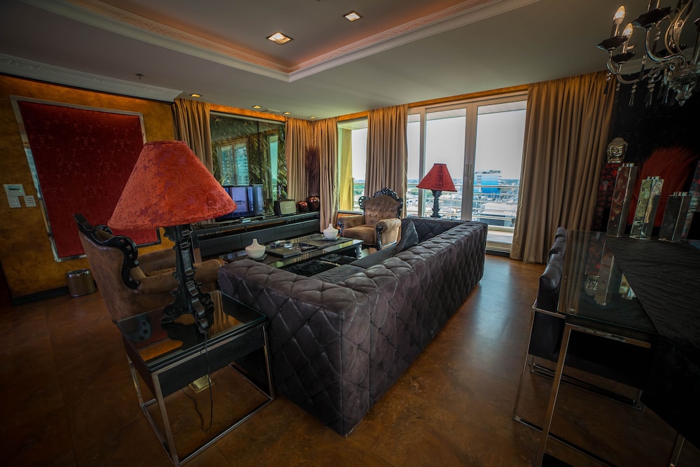 Fields Plaza Suites 19/65
