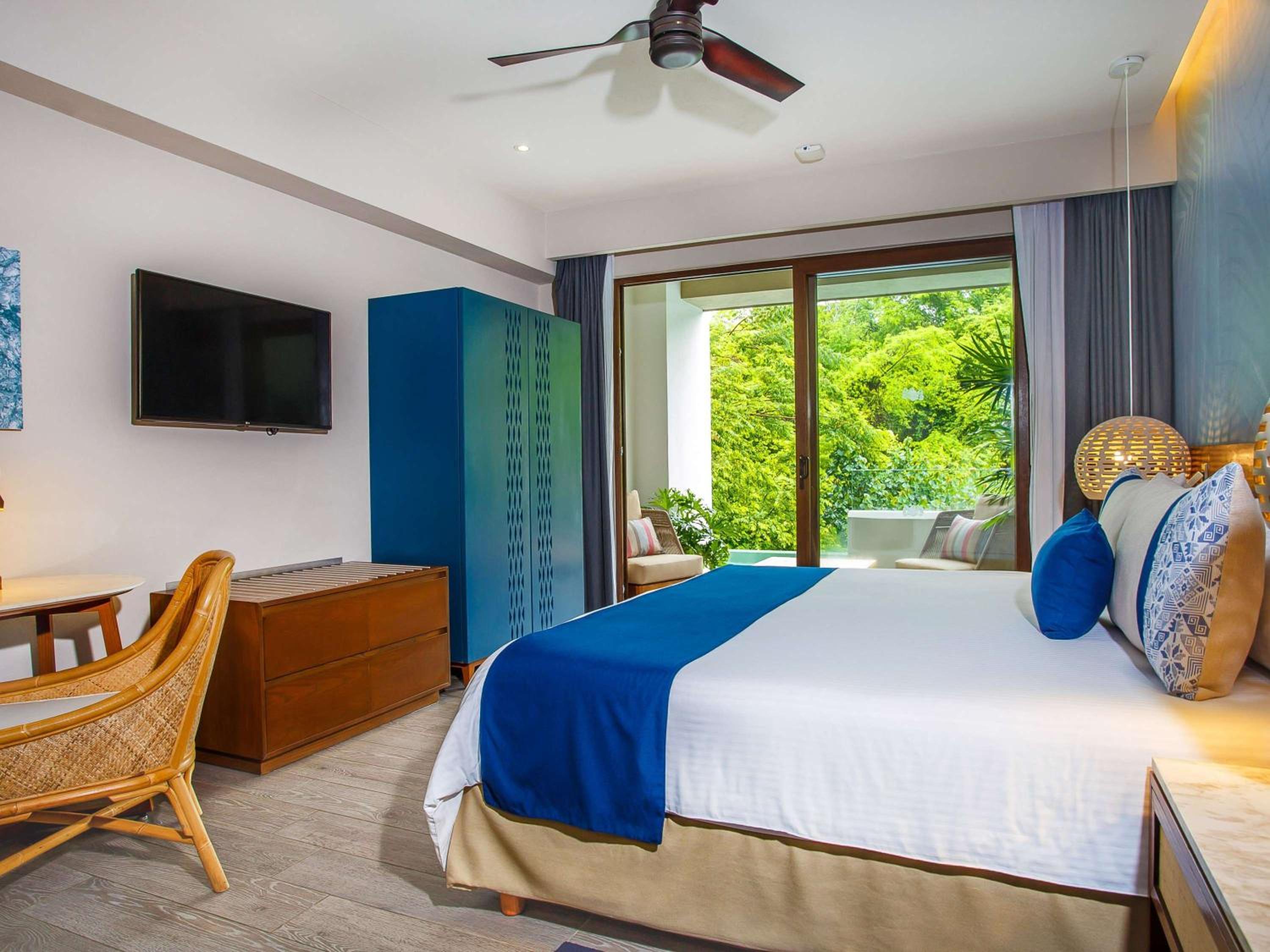 Room, King Bed, Pool Access