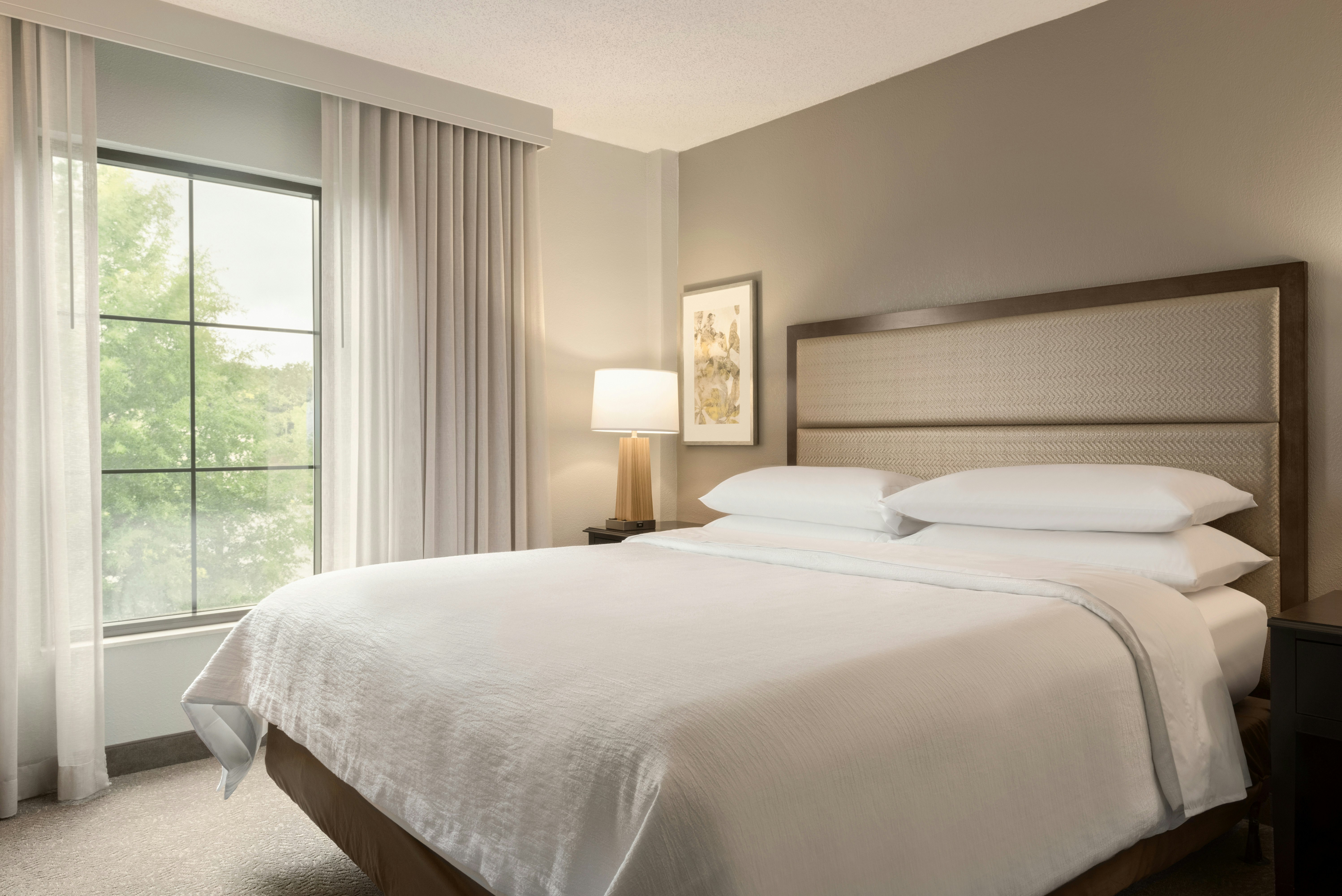 SUITE, KING BED, ACCESSIBLE