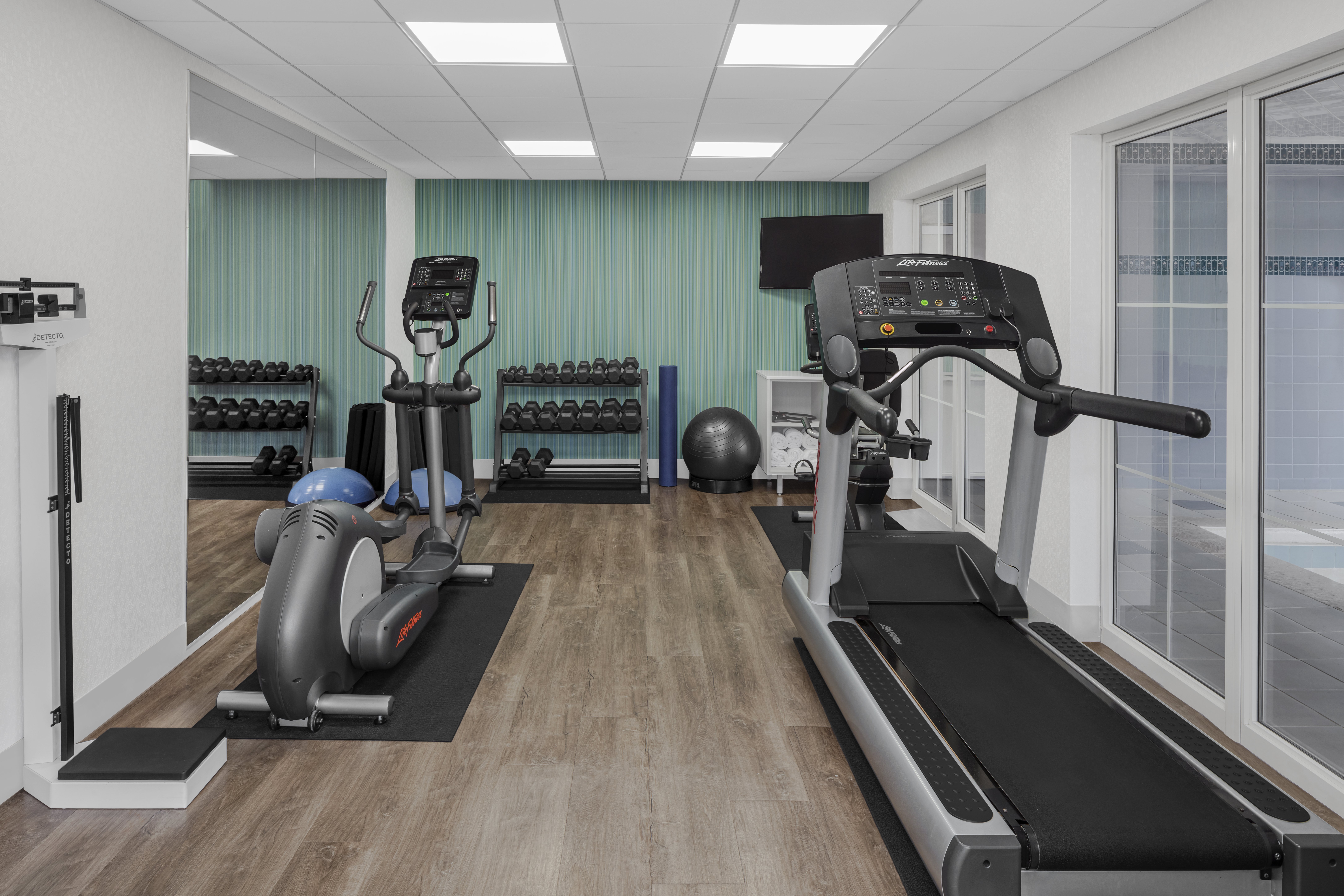 Holiday Inn Express & Suites Asheville SW - Outlet Ctr Area 17/34