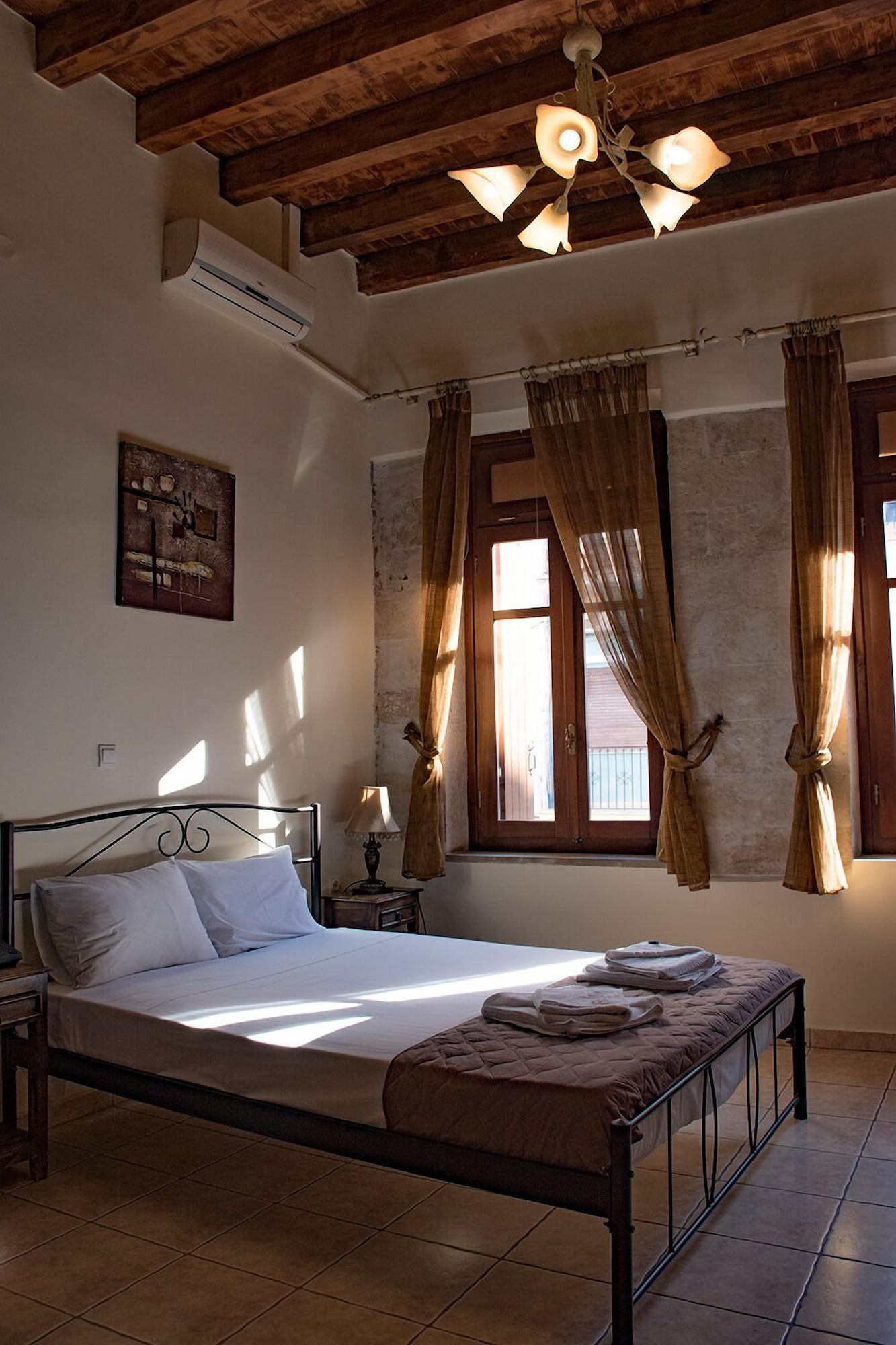 غرفة بسرير كوين