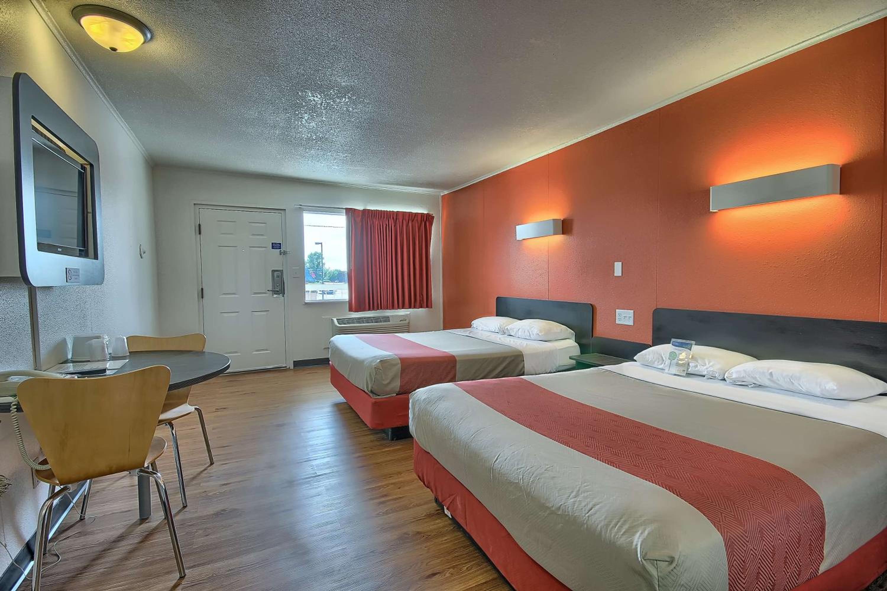 Room, 2 Queen Beds, Smoking, Motel6 Lima, OH 3/10