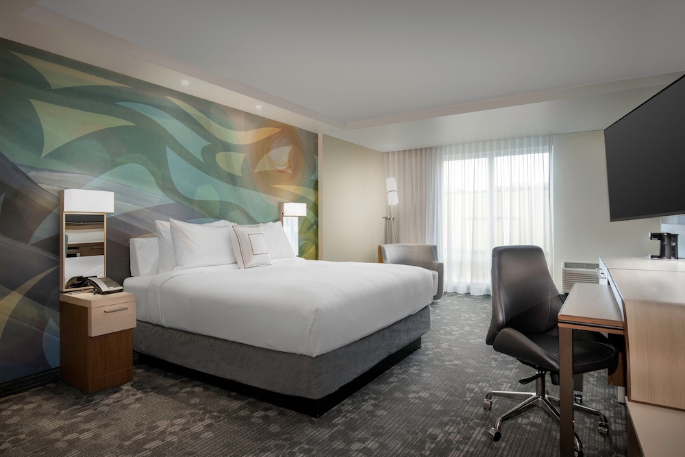 غرفة بسرير كينج لذوي الإعاقة، Courtyard By Marriott Nanaimo 4/7