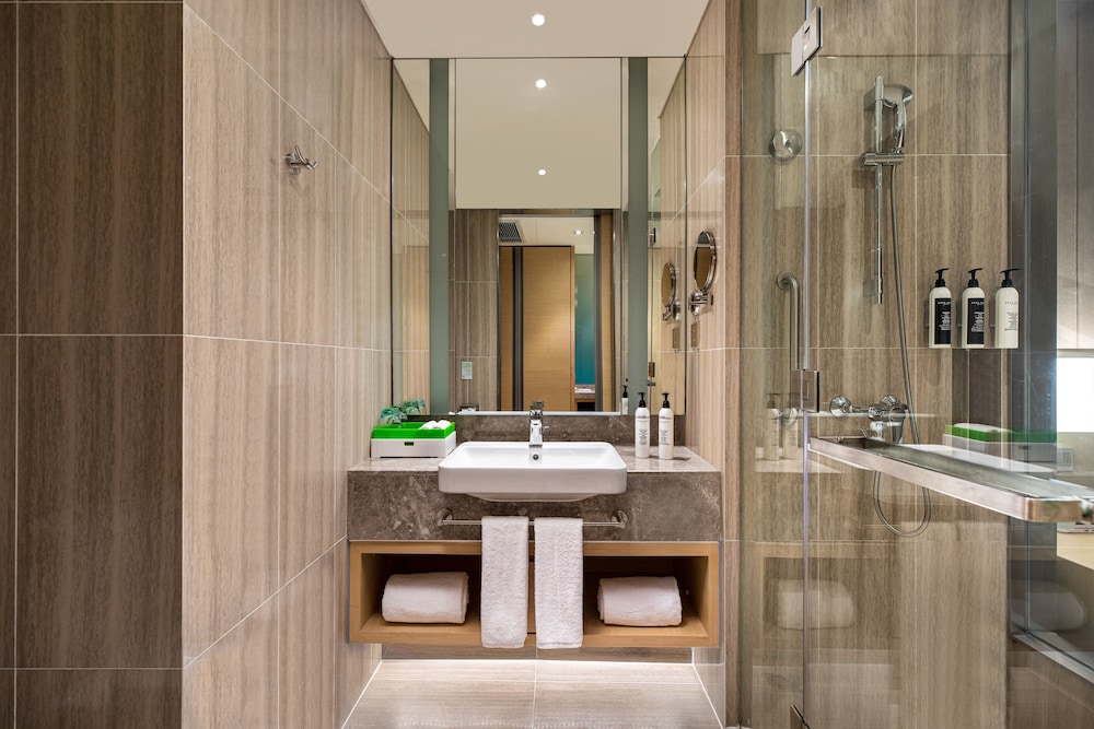HOLIDAY INN WUXI TAIHU NEW CITY 30/69