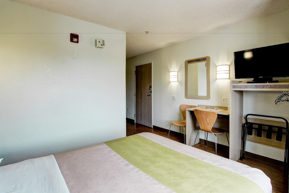 Super 8 by Wyndham Aurora East 11/23