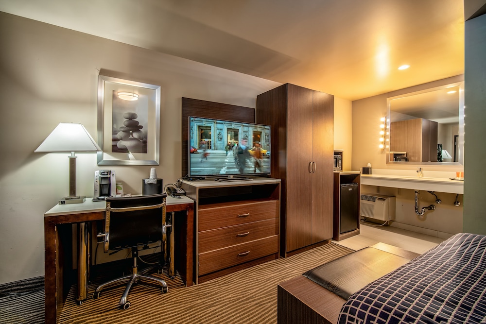 Crescent Bay Inn 9/48