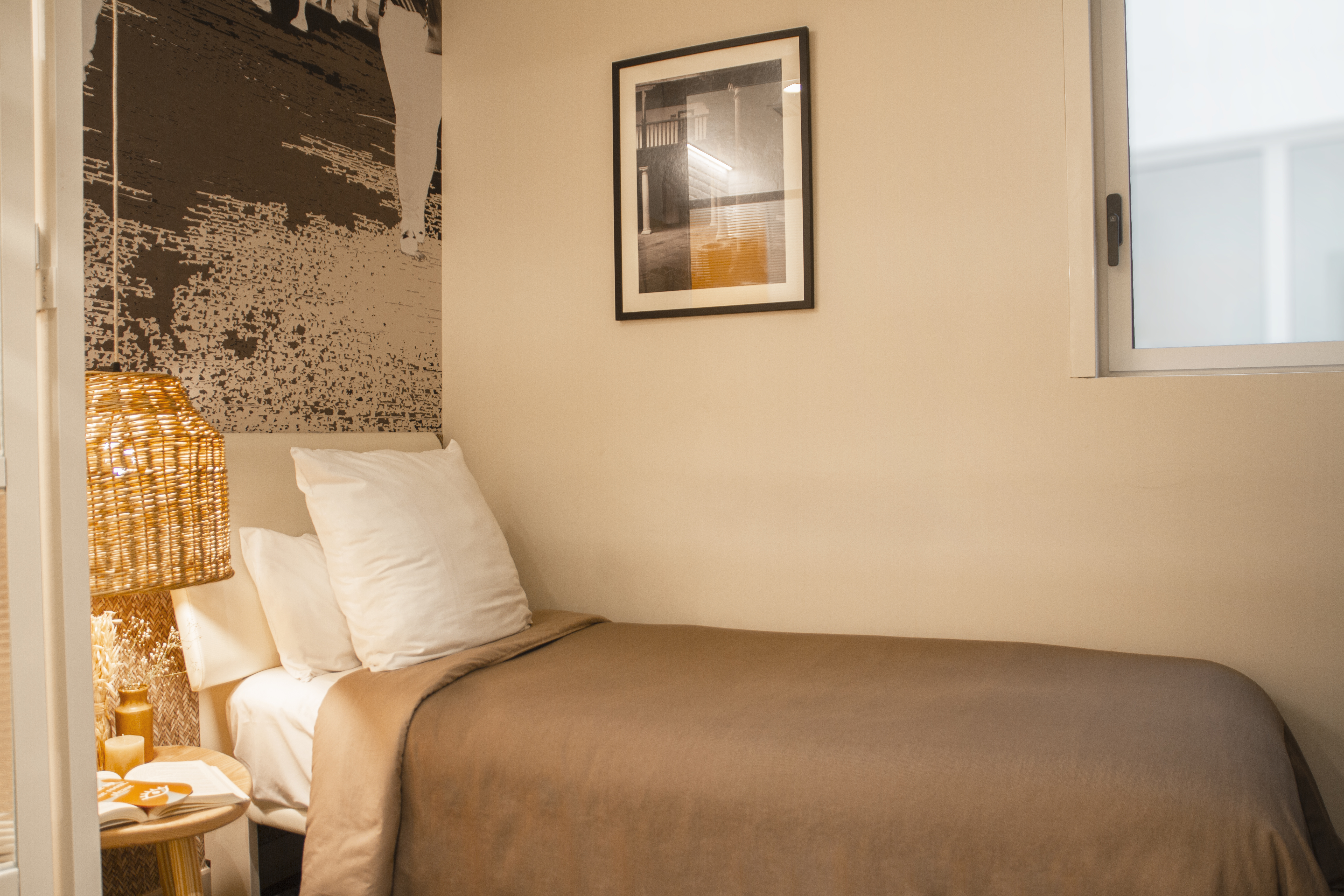 ROOM, SINGLE
