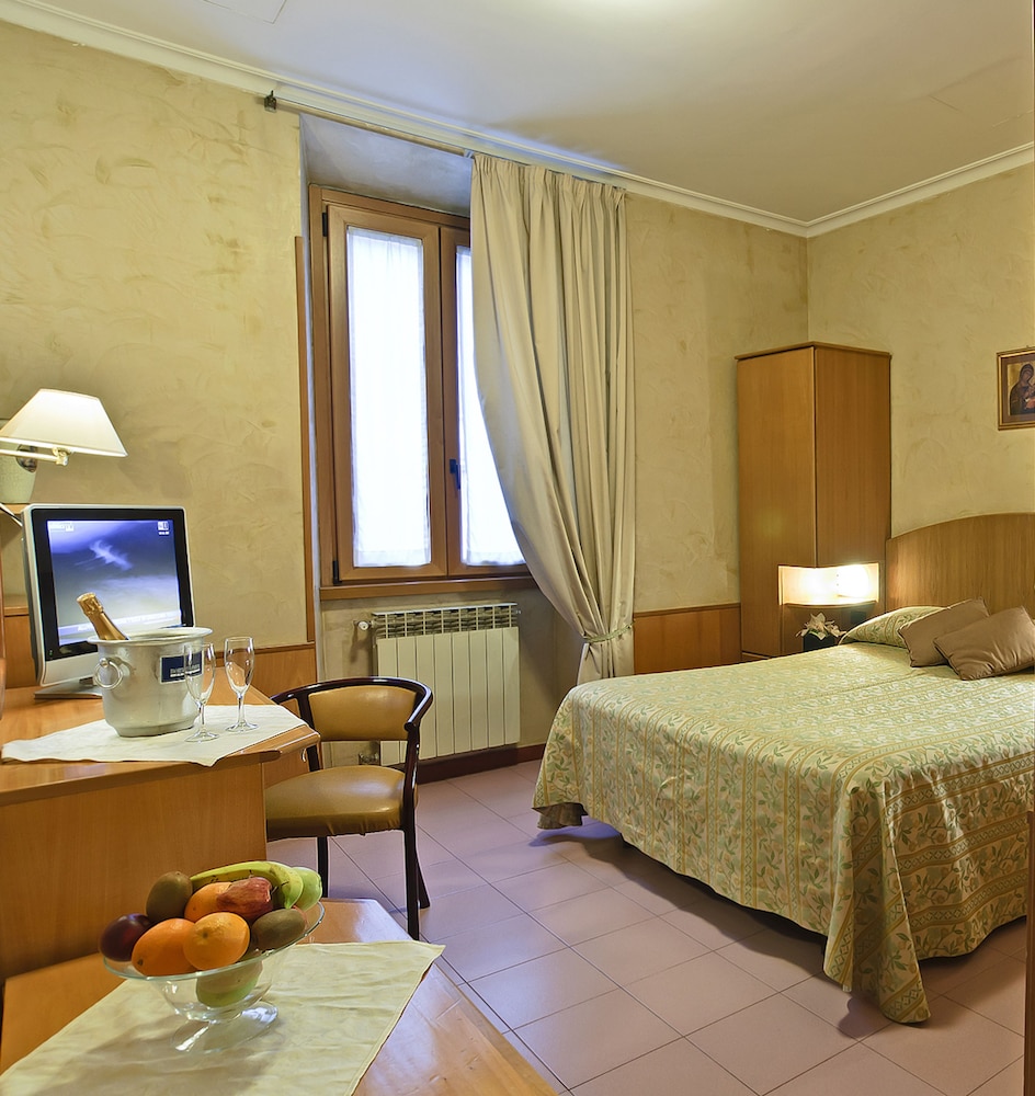 ROOM, DOUBLE OR TWIN BED