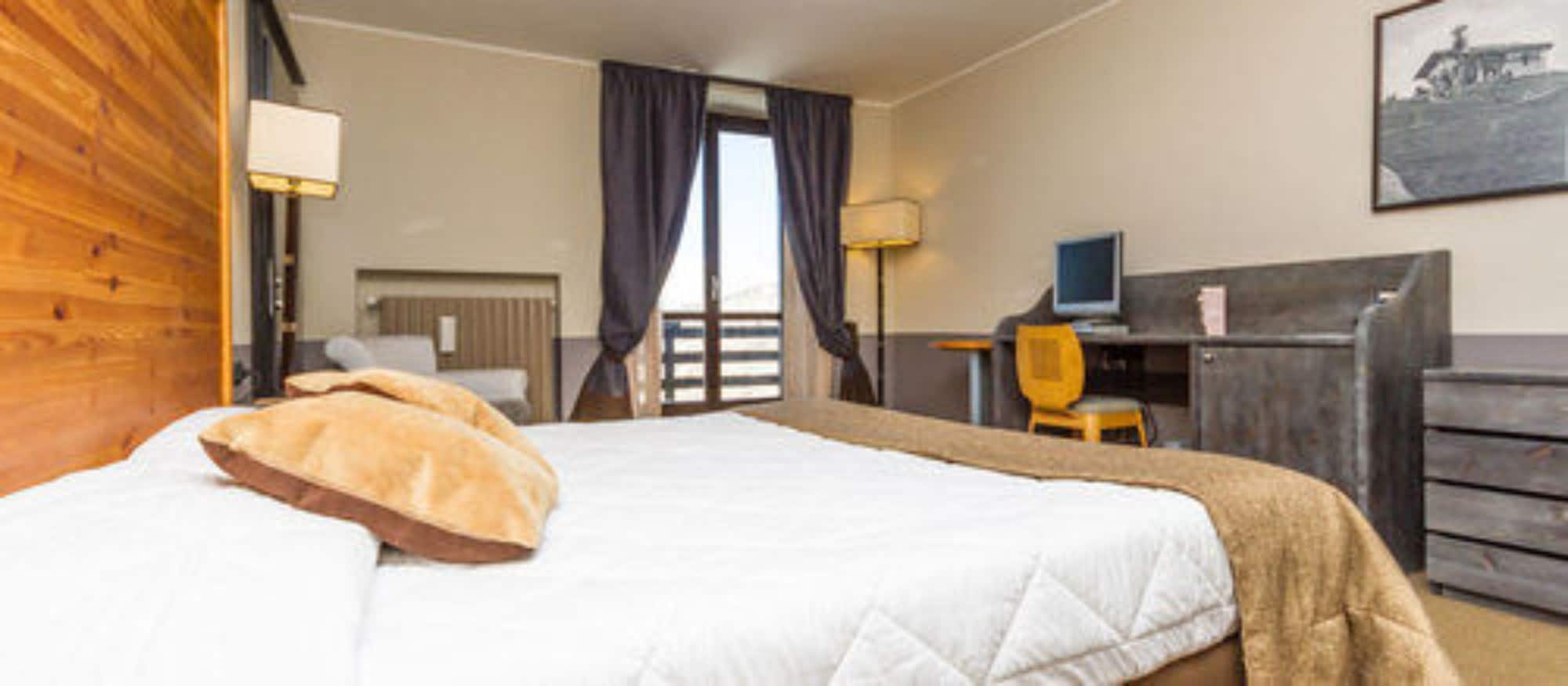 ROOM, QUADRUPLE