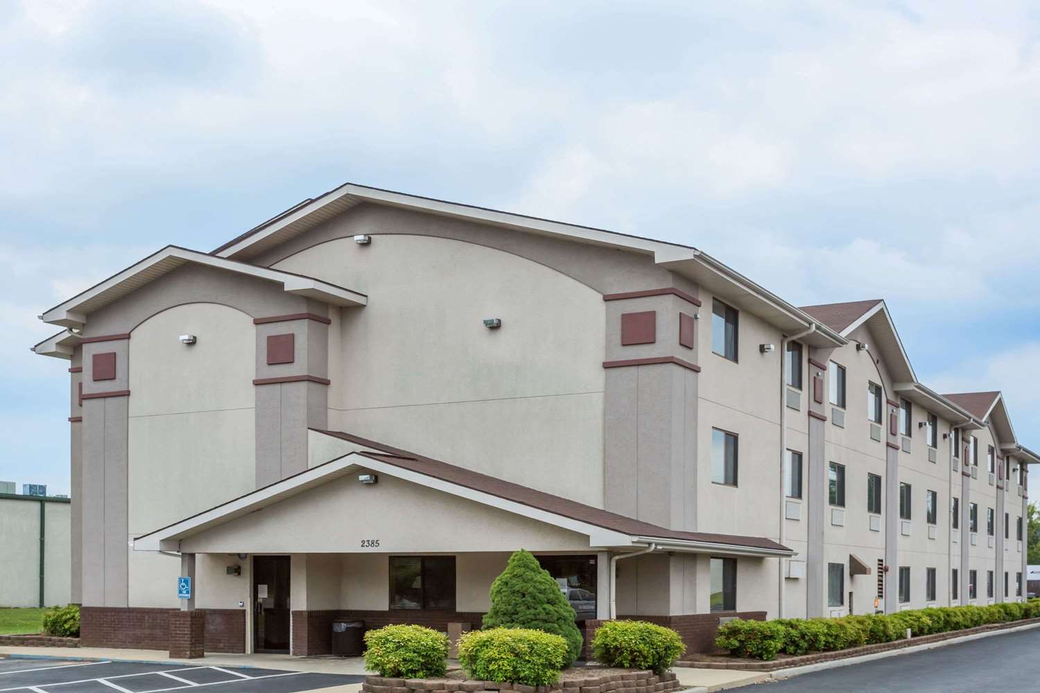 Super 8 by Wyndham Danville VA 1/4