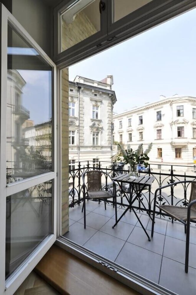 CRYSTAL SUITES OLD TOWN 36/68