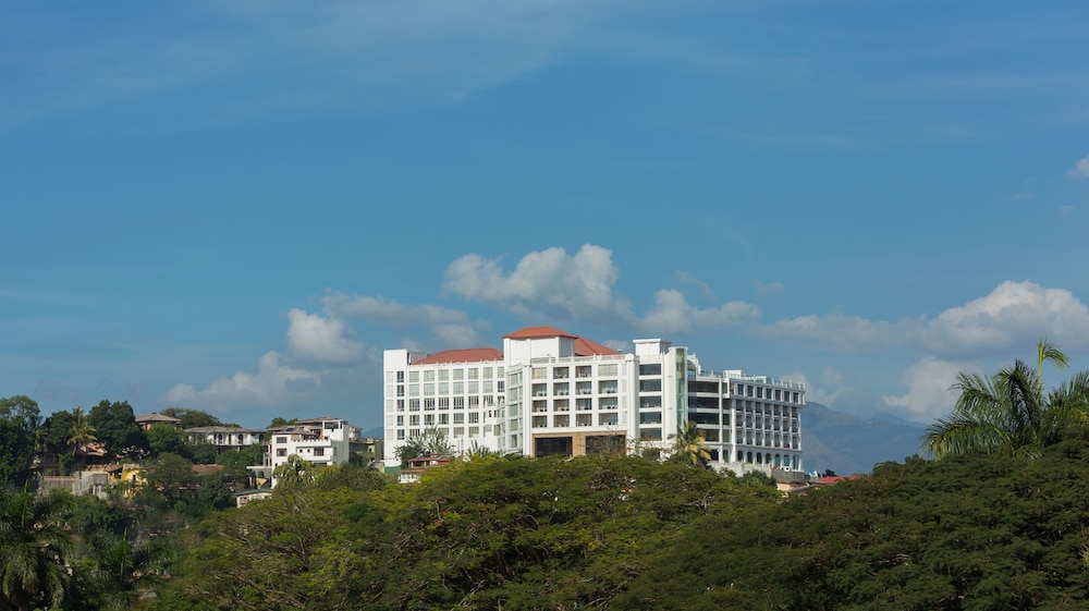 The Grand Kandyan Hotel 8/70