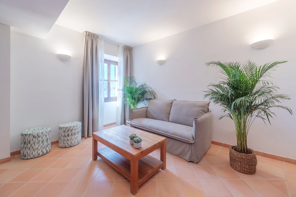 Hotel Rural Es Riquers 48/69