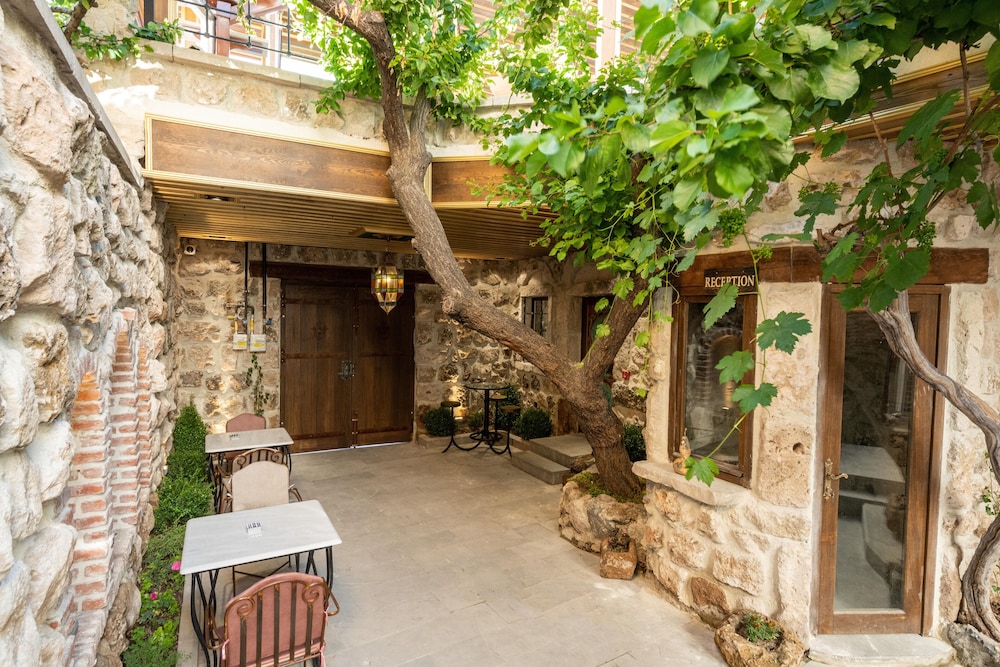 Foremanson Cave Hotel 35/50