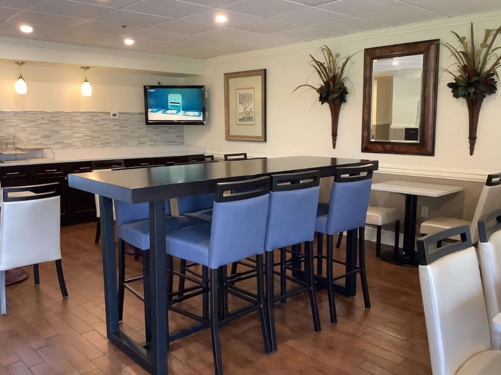 Best Western Plus Madison Inn 39/53