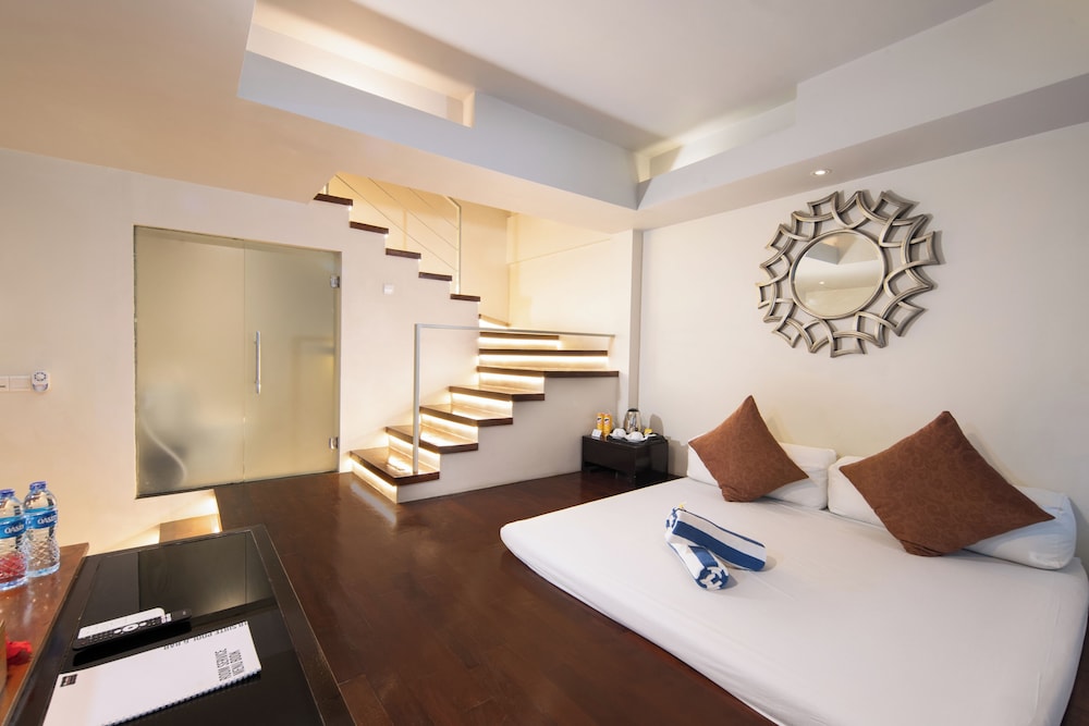 Pool, Loft, Premier, Villa, Queen Bed