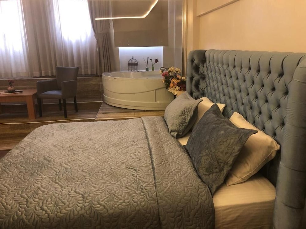 Aiza Suites 42/53